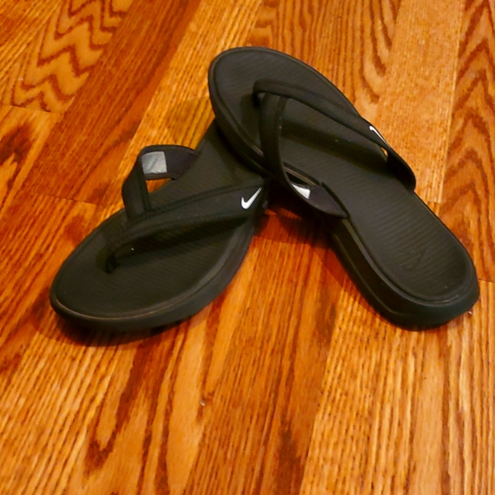 womans Nike sandels